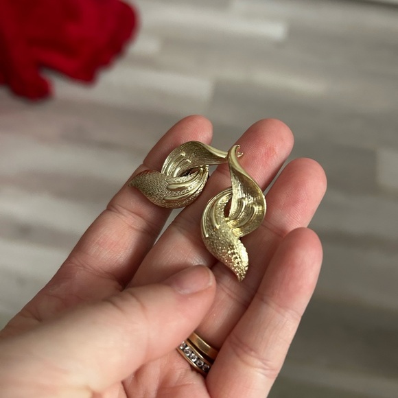 4/$50 Coro fan Elegant Gold Leaf clip on vintage Earrings 💚 - Picture 7 of 7